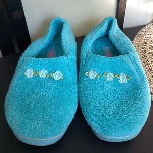 Moonbeams cozy slippers. Size 7 W